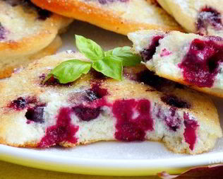 Бисквитные оладьи с черной смородиной