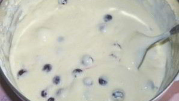 бисквитные оладьи с черной смородиной