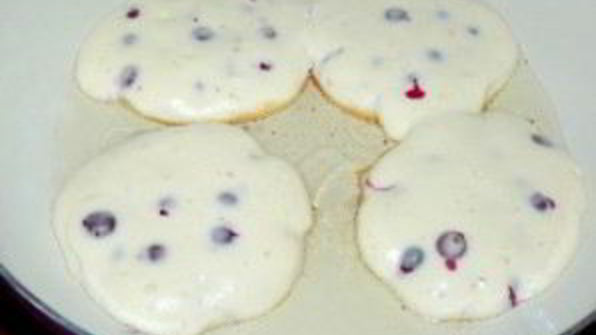 бисквитные оладьи с черной смородиной