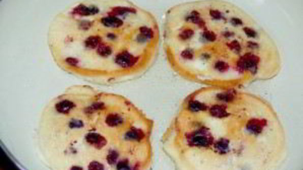 бисквитные оладьи с черной смородиной