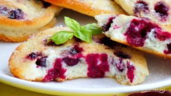 бисквитные оладьи с черной смородиной