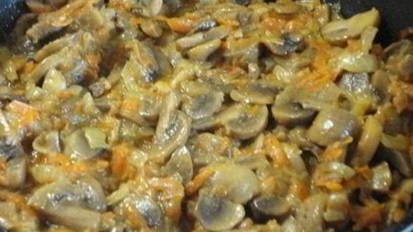 кабачковые оладьи с грибной икрой