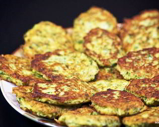 Кабачковые оладьи с козьим сыром