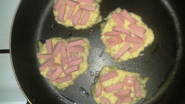 кабачковые оладьи с сосисками