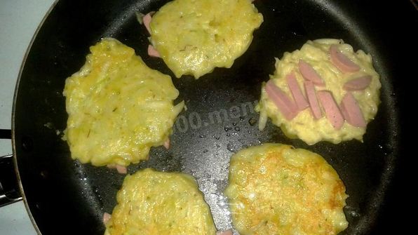 кабачковые оладьи с сосисками