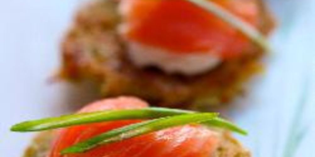 Рецепт картофельных оладий с копченой семгой