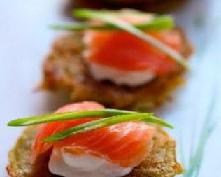 Картофельные оладьи с копченой семгой