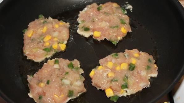 куриные оладьи с кукурузой и фасолью