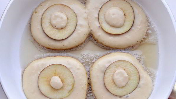 медовые оладьи с яблоком