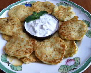 Оладушки с мятно-чесночным соусом