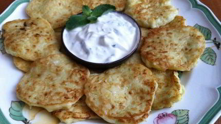 Оладушки с мятно-чесночным соусом