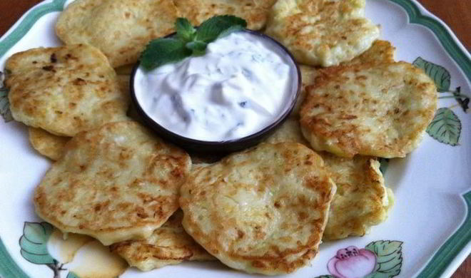 Оладушки с мятно-чесночным соусом