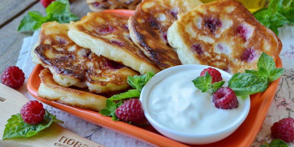 Рецепт оладий на кефире с малиной