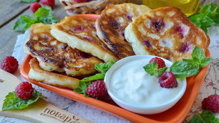 Оладьи на кефире с малиной