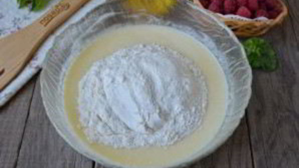 оладьи на кефире с малиной