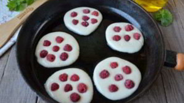 оладьи на кефире с малиной