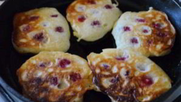 оладьи на кефире с малиной