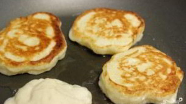 оладьи на молоке и дрожжах пышные