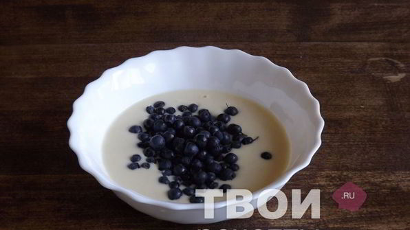оладьи на сыворотке с черникой