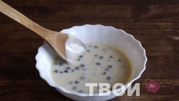 оладьи на сыворотке с черникой