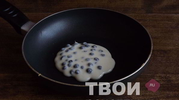 оладьи на сыворотке с черникой