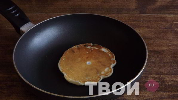 оладьи на сыворотке с черникой