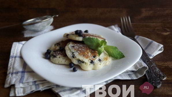 оладьи на сыворотке с черникой