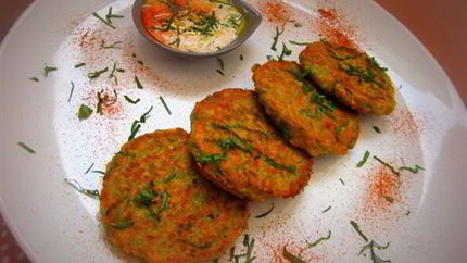 Овощные оладьи с йогуртовым соусом