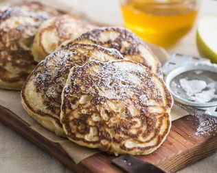 Пышные оладьи с яблоками