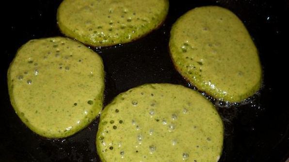 шпинатные оладьи с брынзой