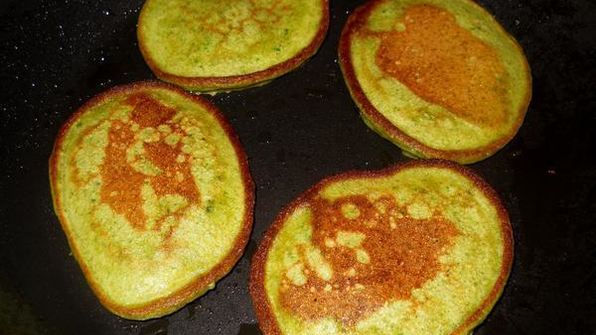 шпинатные оладьи с брынзой