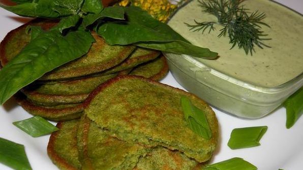шпинатные оладьи с брынзой