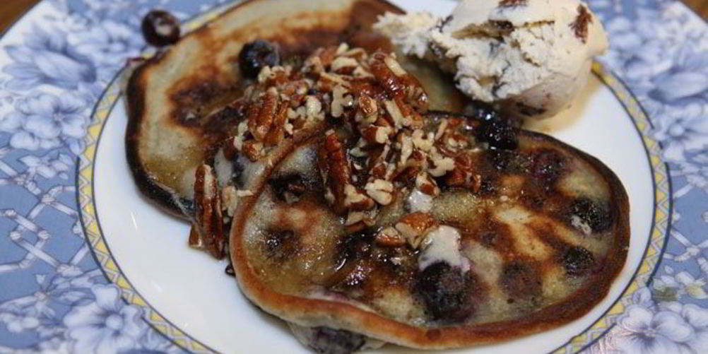 Рецепт сметанных оладий с голубикой и ореховым сиропом