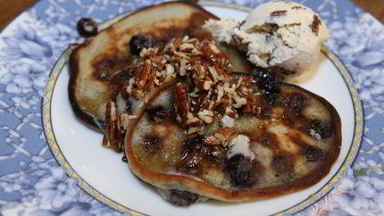 Сметанные оладьи с голубикой и ореховым сиропом