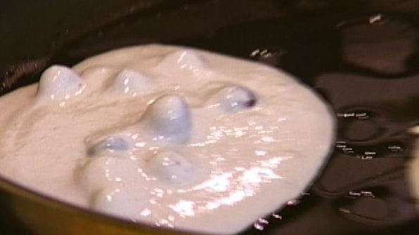 сметанные оладьи с голубикой и ореховым сиропом