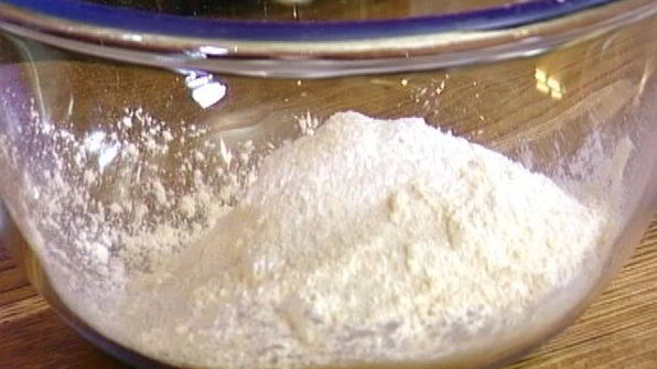 сметанные оладьи с голубикой и ореховым сиропом