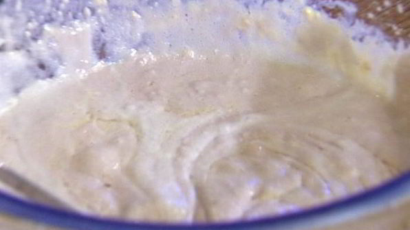 сметанные оладьи с голубикой и ореховым сиропом