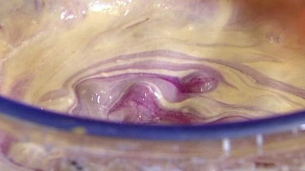 сметанные оладьи с голубикой и ореховым сиропом