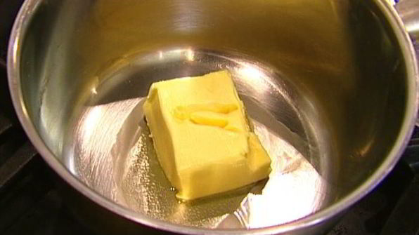 сметанные оладьи с голубикой и ореховым сиропом