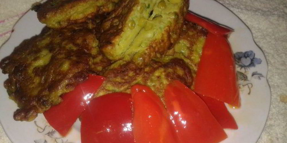 Рецепт весенних оладий с горошком и зеленым луком