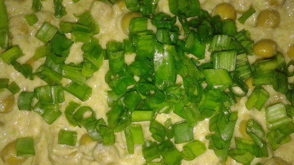 весенние оладьи с горошком и зеленым луком