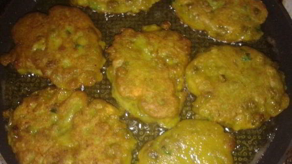 весенние оладьи с горошком и зеленым луком