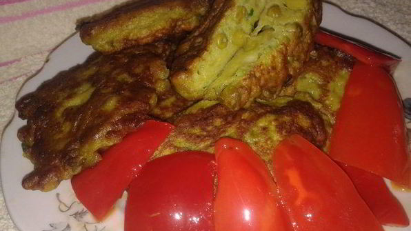 весенние оладьи с горошком и зеленым луком