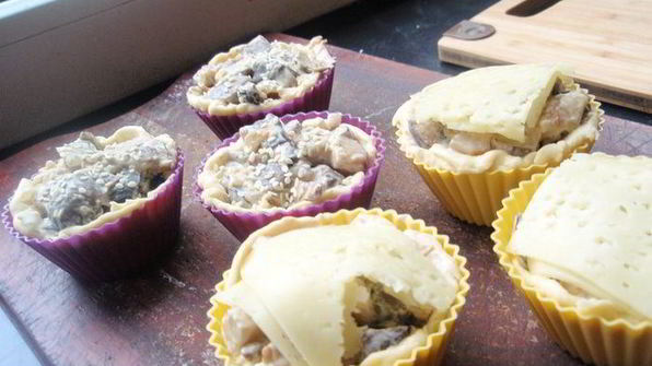 открытые слойки с подосиновиками