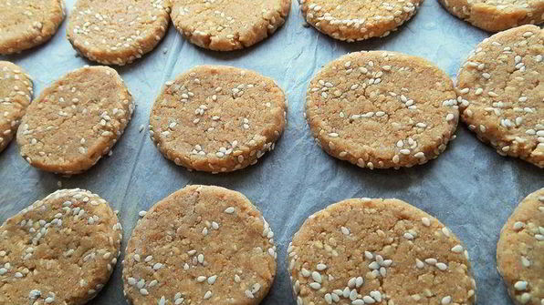 кунжутное печенье на жареной муке