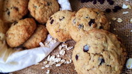 Овсяное печенье с шоколадными каплями и орехами