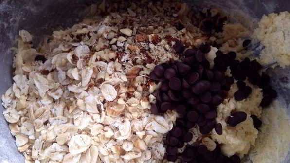 овсяное печенье с шоколадными каплями и орехами