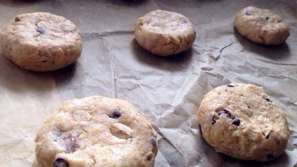 овсяное печенье с шоколадными каплями и орехами