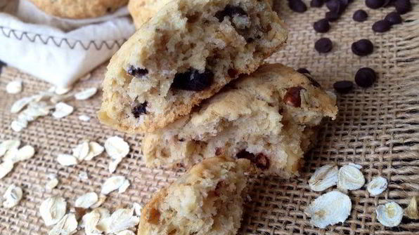 овсяное печенье с шоколадными каплями и орехами