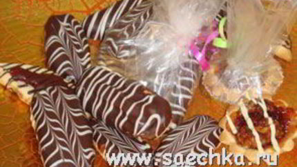 Печенье с шоколадом, глазурью и вареньем